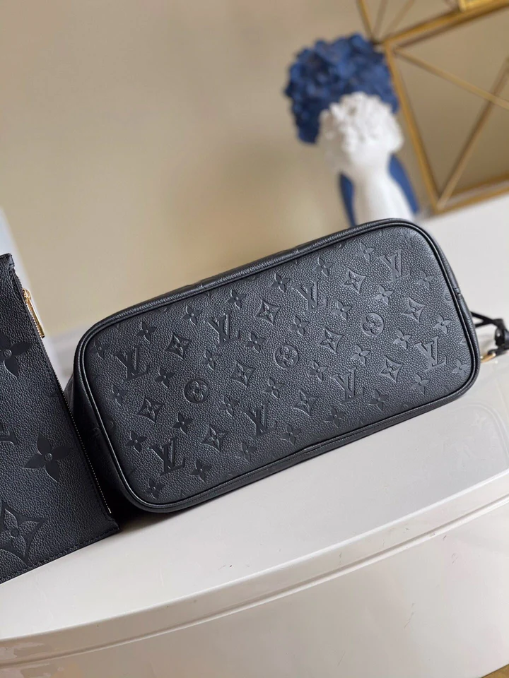 Louis Vuitton Neverfull MM Tote Bag - Black