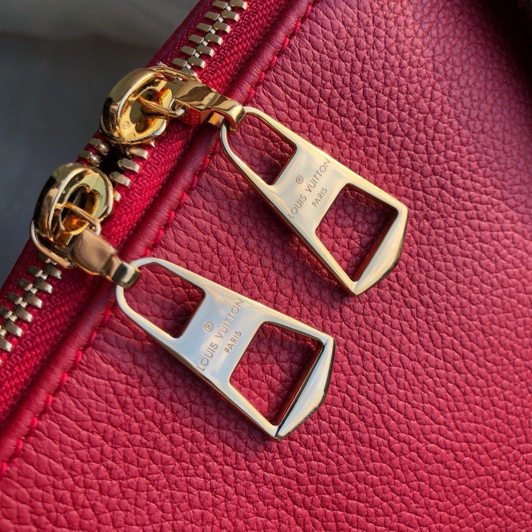 Louis Vuitton V Tote MM